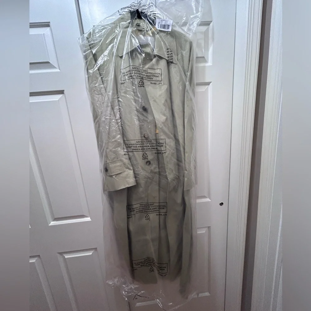 NEW WITH TAGS Burberry Beige Trench Coat with Yellow Lining US 38 - Picture 13 of 14